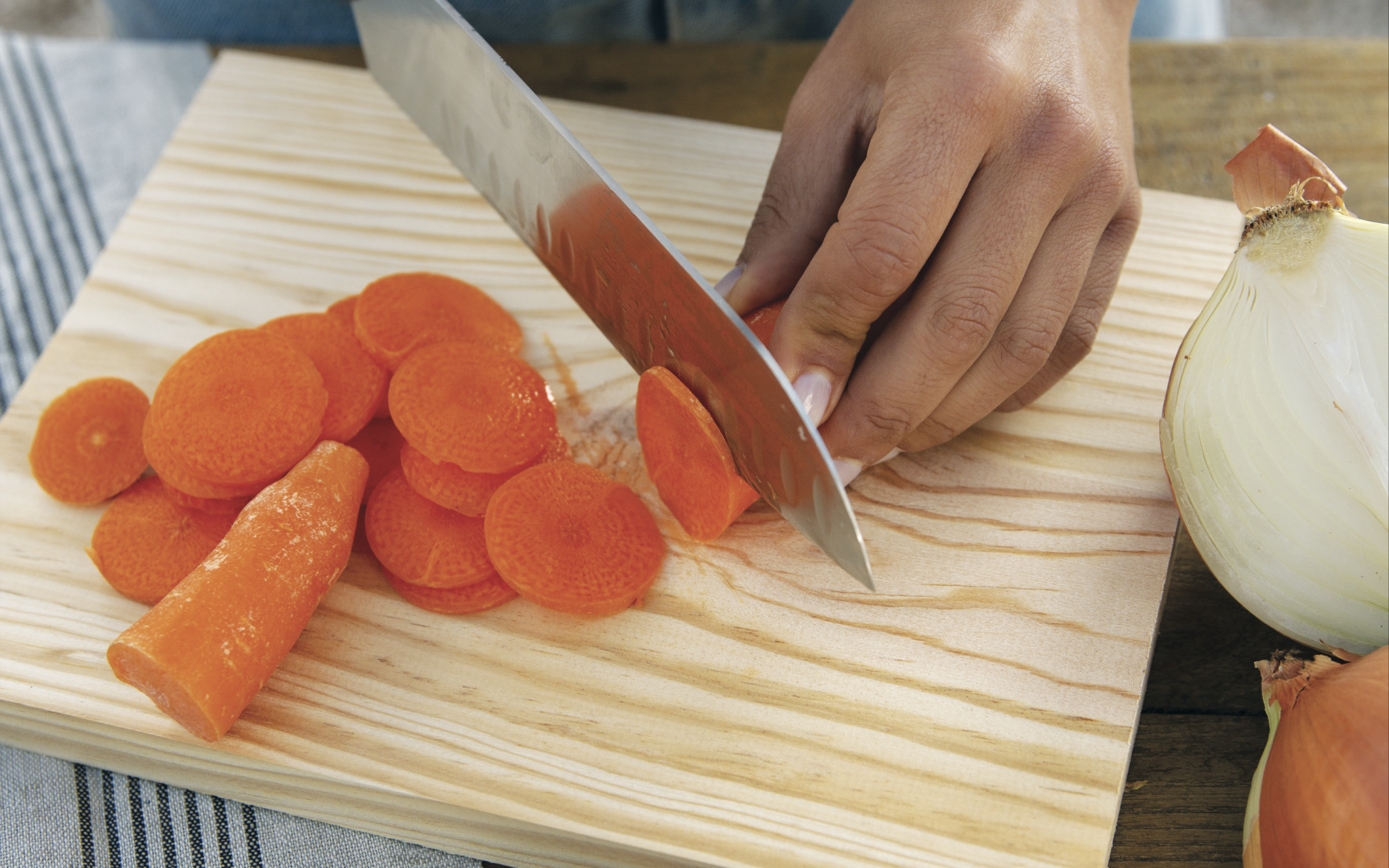 Cenouras cortadas em rodelas finas